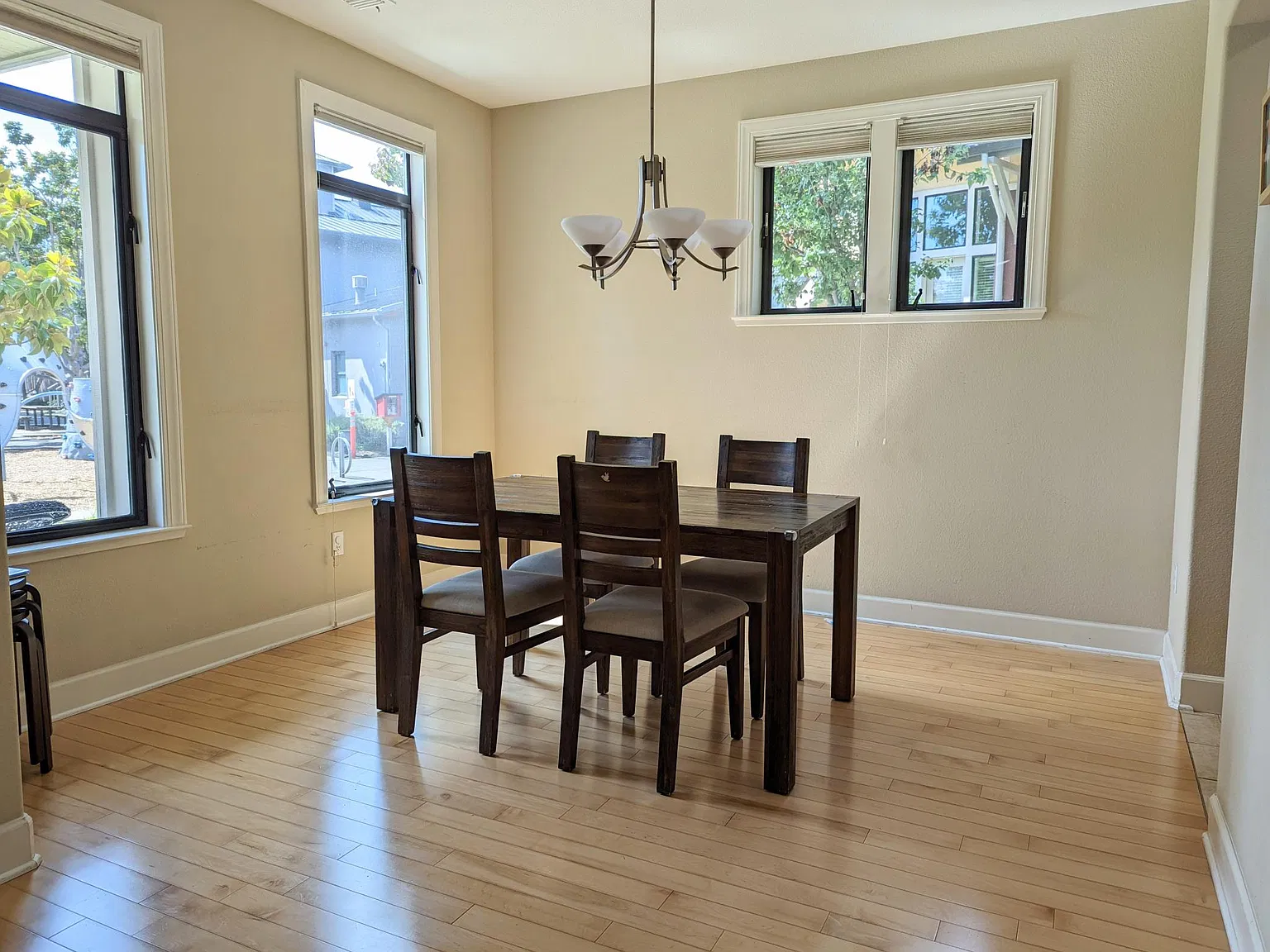 4 bed, 3.5 bath, 2873 sqft, $9,200 — Photo 4