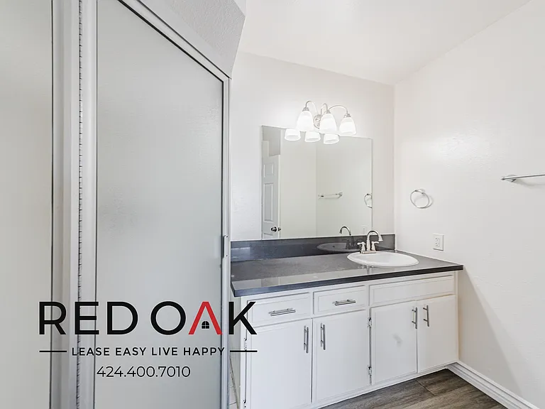 11701 Oxnard St #4 — Photo 13