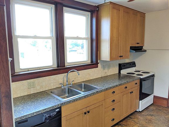 4th image of 408 S Market Ave