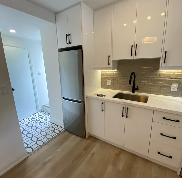 2520 Bloor St W #23