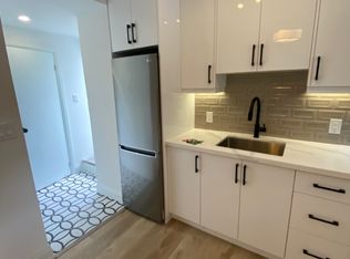 2520 Bloor St W #23, Toronto, ON M6S1R8