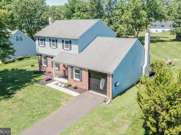 327 Lenape Ln, Chalfont, PA 18914