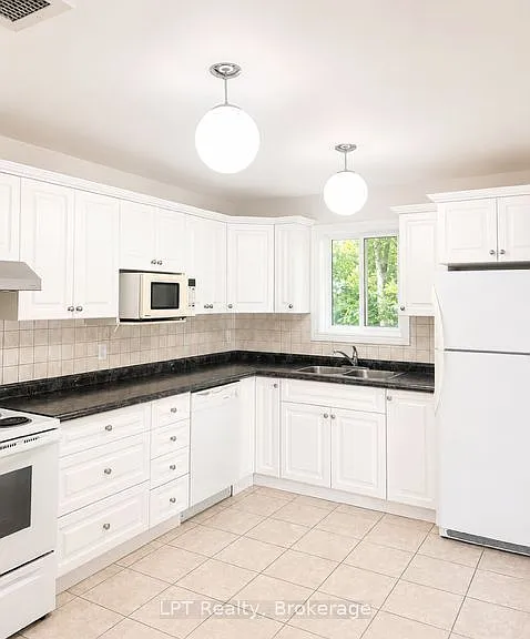 208 Centre St S #201 — Photo 7