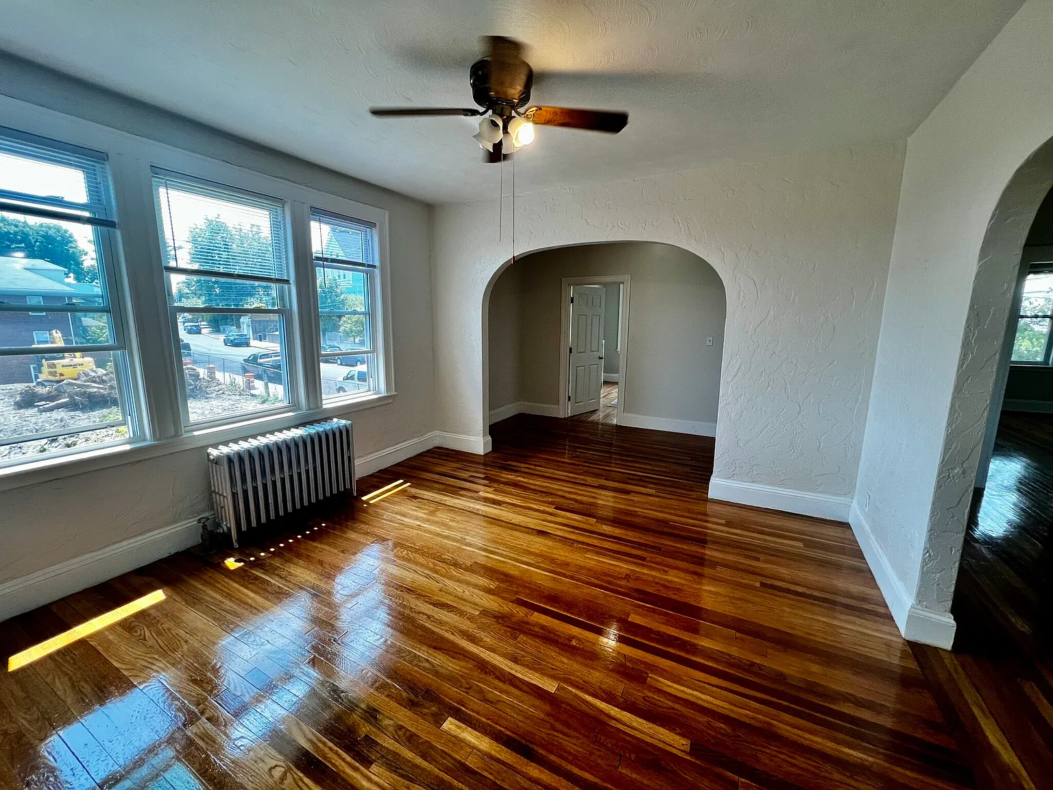 4 bed, 1.0 bath, 1300 sqft, $3,700 — Photo 2