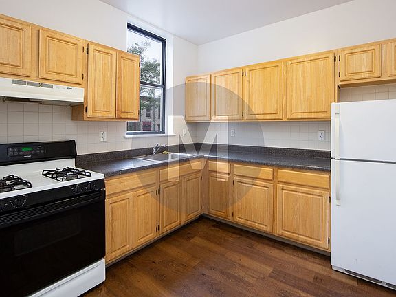 4th image of 249 Marion St #1