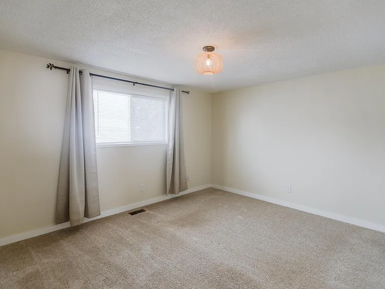 1233 Pineview St — Photo 8