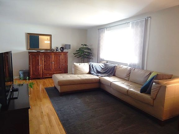 3rd image of 642 Vincennes Ct