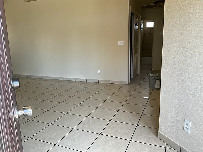 2041 Thompson Ave — Photo 32