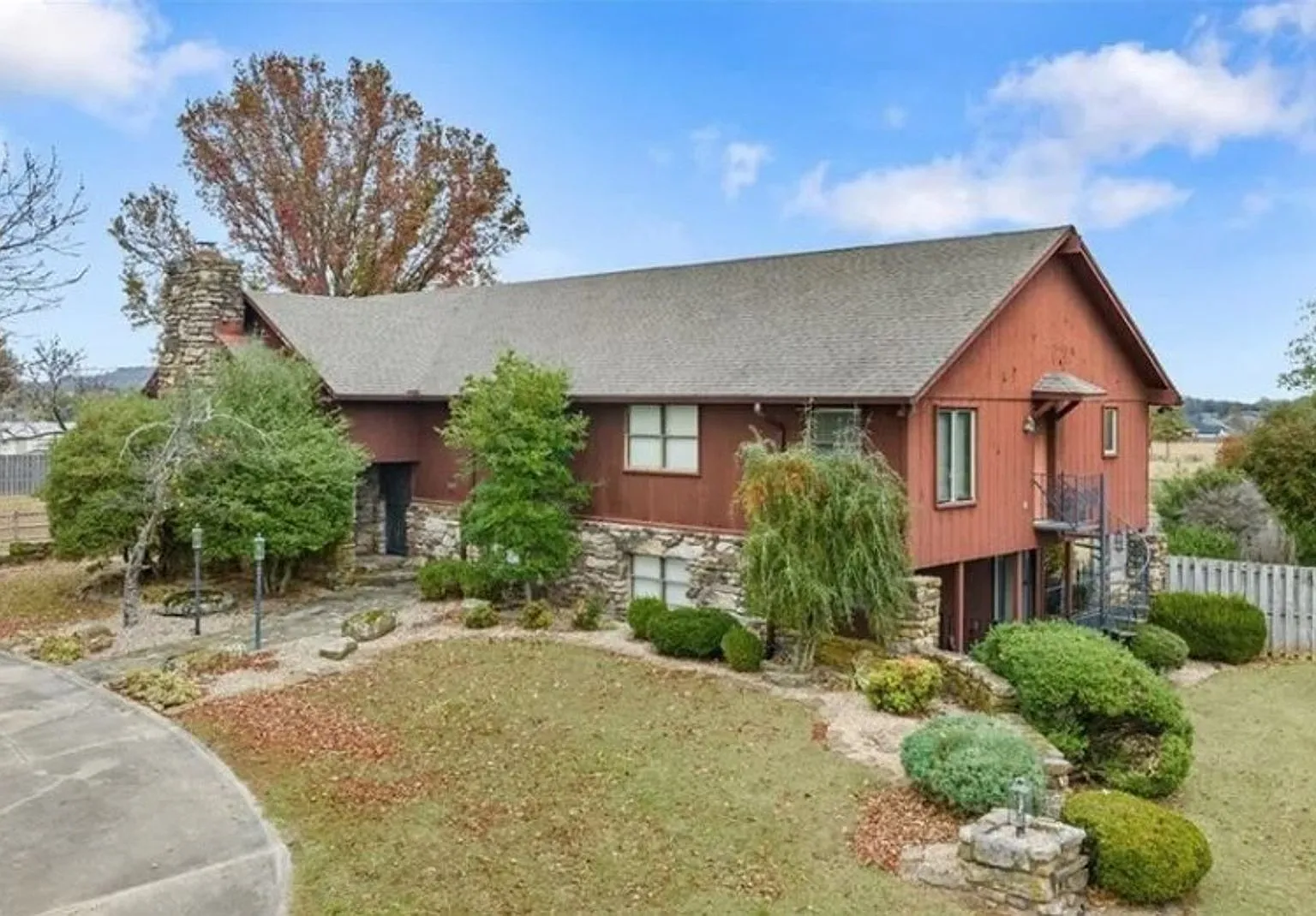 Large home with shop buildings on 10 acres — Photo 3