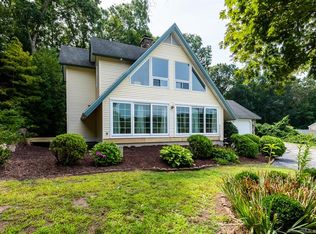 10 Baldwin Dr, Waterford, CT 06385