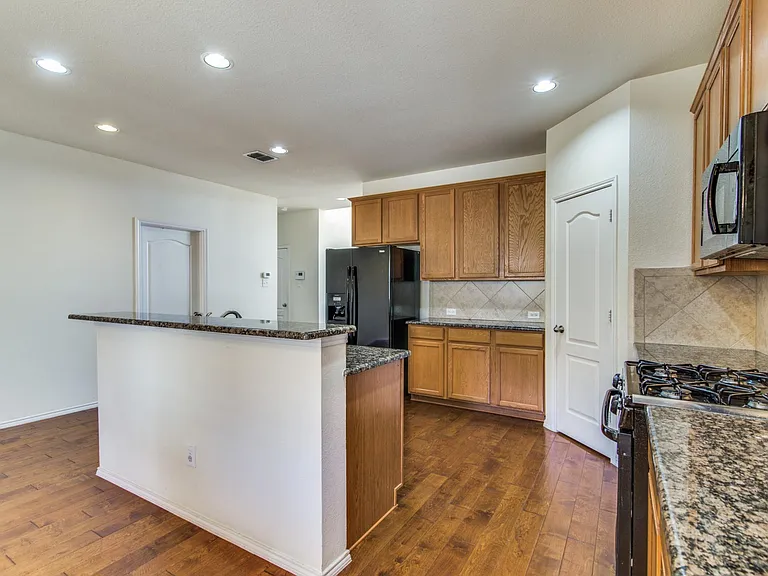 9400 Harrell Dr — Photo 7