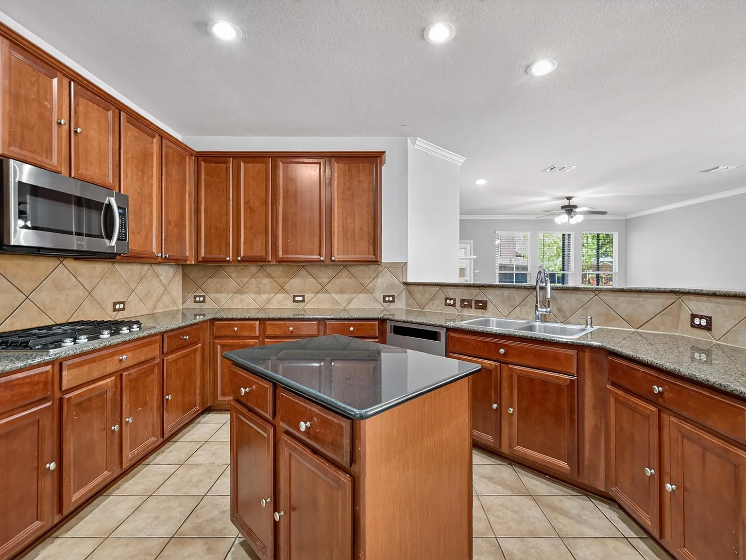 5 bed, 3630 sqft, $3,200 — Photo 4
