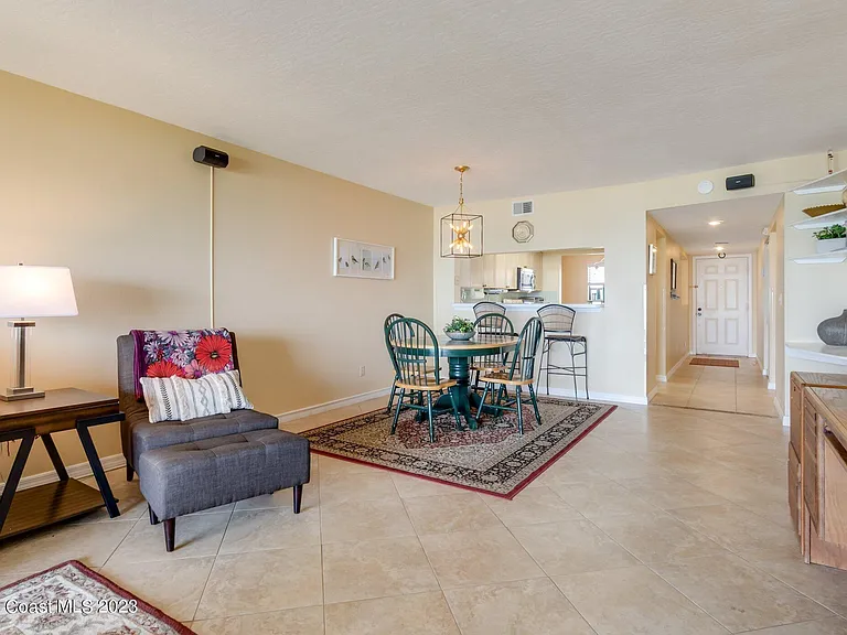 555 Harrison Ave #402 — Photo 9