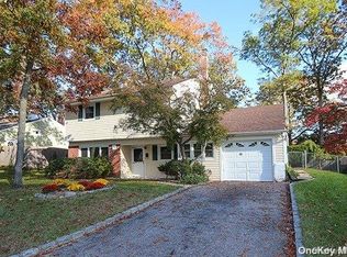 46 Foxwood Dr E, Huntington Station, NY 11746