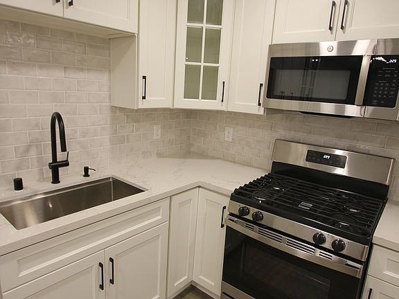 3rd image of 212 Brookdale Dr APT 9