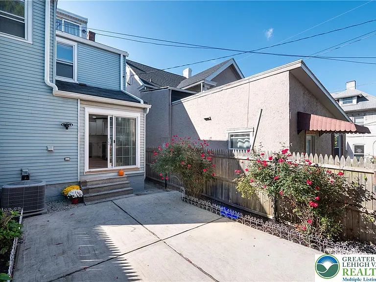 718 N New St — Photo 25