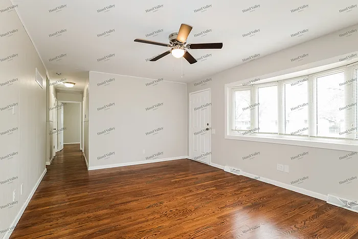 3 bed, 1.0 bath, 1025 sqft, $1,570 — Photo 3