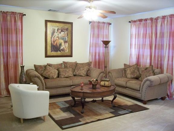 Formal livingroom w/ ceiling fan