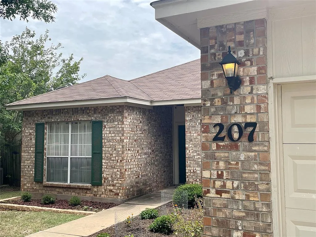 3 bed, 2.0 bath, 1229 sqft, $1,800 — Photo 2