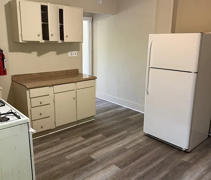 412 E Oak St — Photo 4