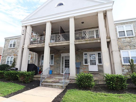 2nd image of 302 S Oak St APT 1
