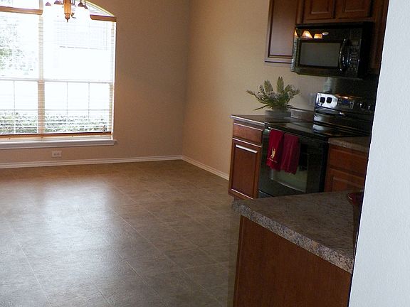 4th image of 213 Creston St