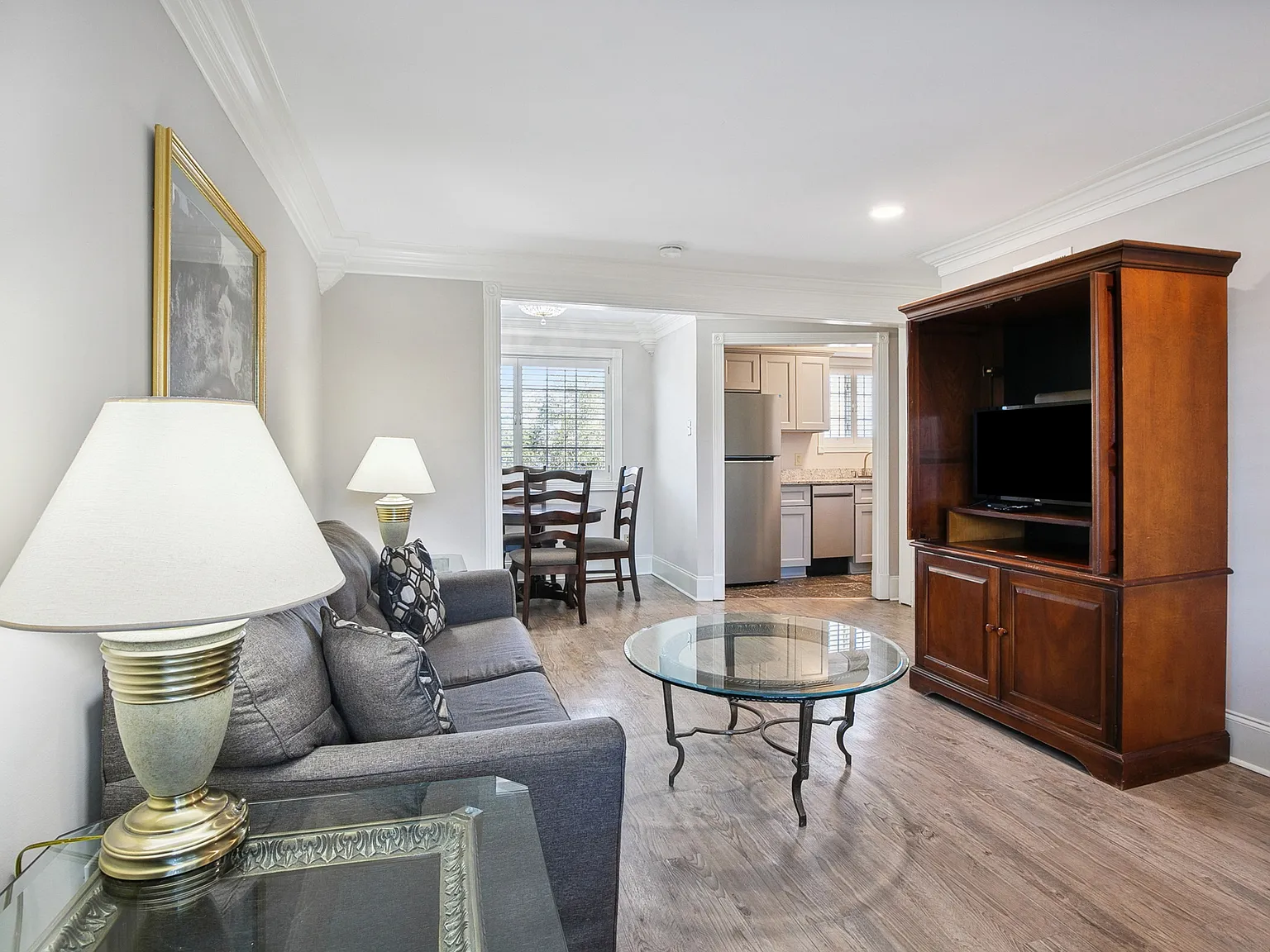 La Plaza Apartments — Photo 3