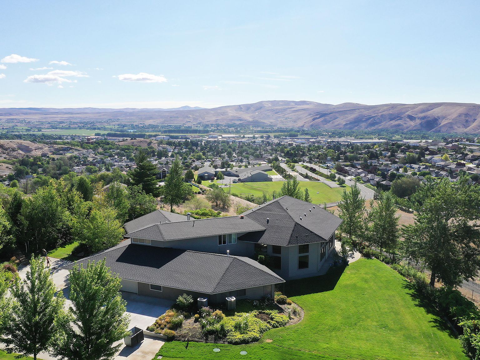 550 Lakes Ln, Selah, WA 98942 | Zillow