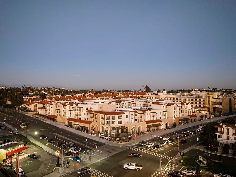 Eddy Redondo Residences — Photo 23