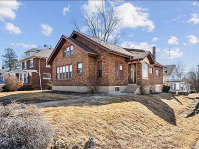 1098 W 5th St, Dubuque, IA, 52001