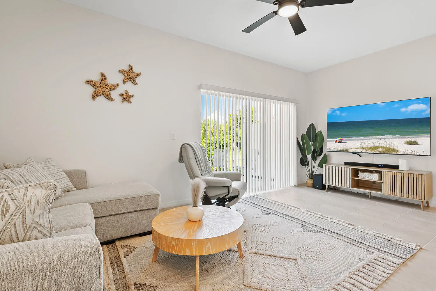 3 bed, 2.5 bath, 1373 sqft, $3,700 — Photo 4
