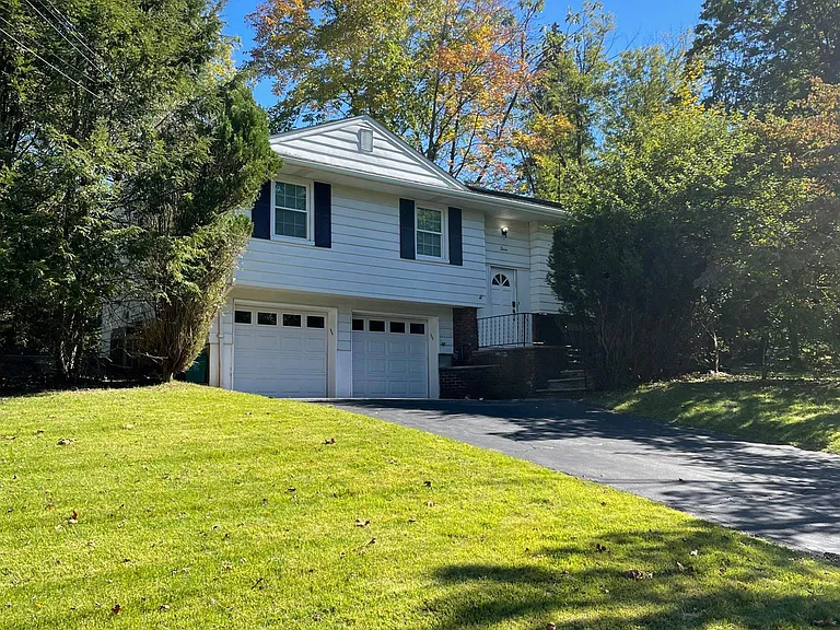 7 Castle Dr — Photo 1