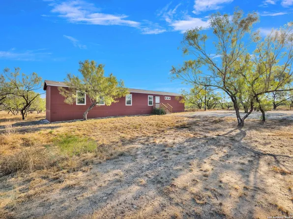 188 CR 2660, Moore, TX 78057