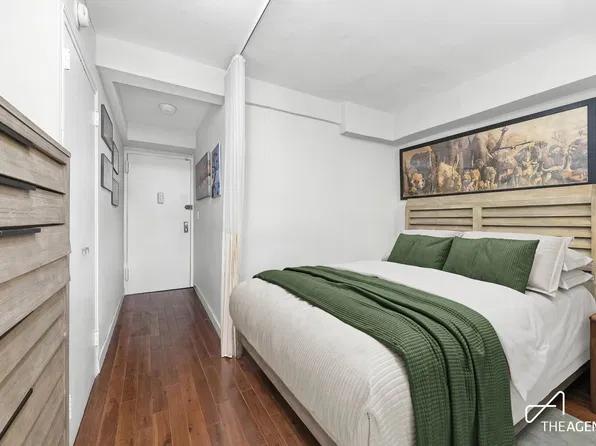 321 East 45th Street image 1 of 7