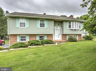 1085 E Meadow Rd, Manheim, PA 17545