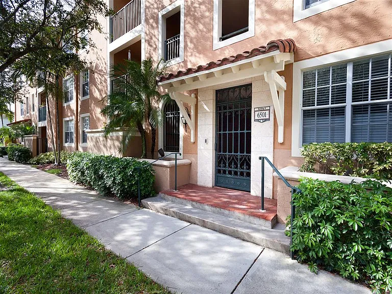 Crescent House Apartments — Photo 23