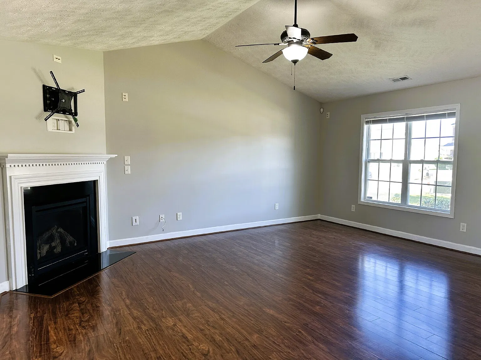 3 bed, 2.0 bath, 1553 sqft, $1,750 — Photo 3