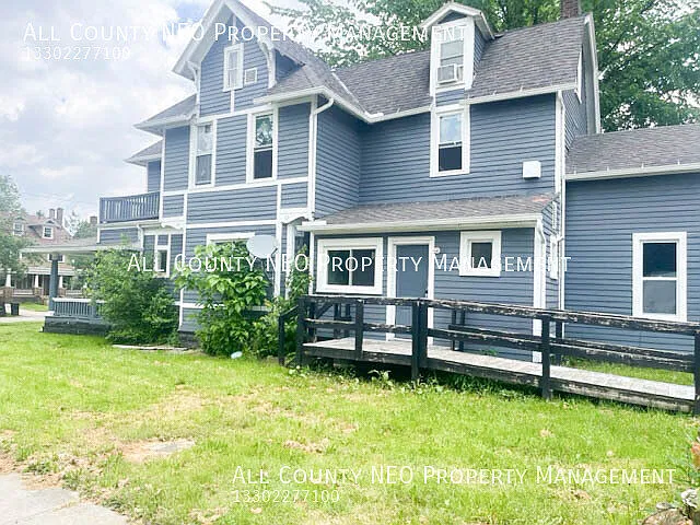 Spacious 3-Bedroom Home with Victorian Charm in Brooklyn Centre! — Photo 2