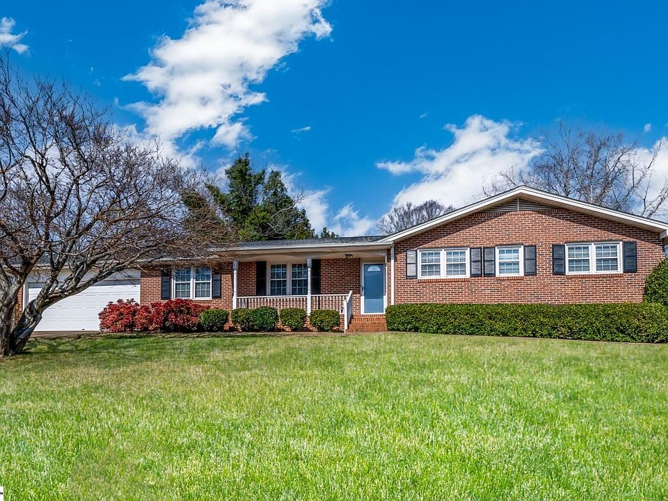 1st image of 404 Knollwood Dr