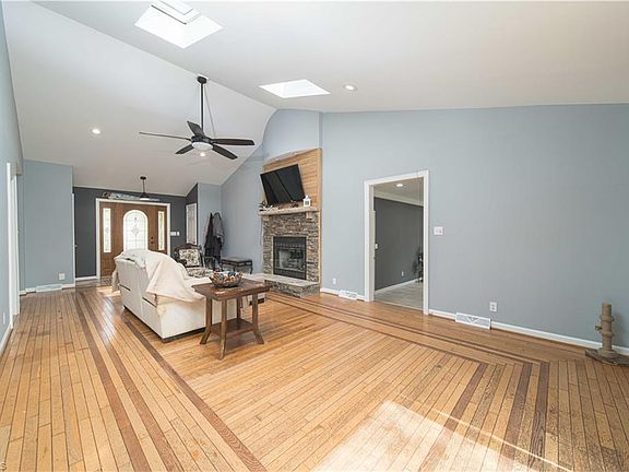 4th image of 245 McKnight Rd