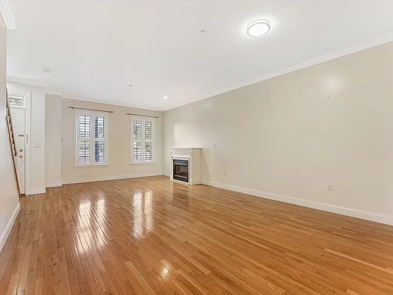 55 Chelsea St #55 — Photo 9