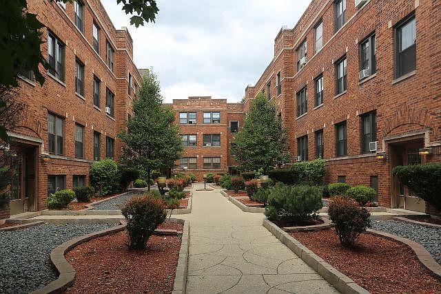 1st image of 628.5 W Cornelia Ave #1N