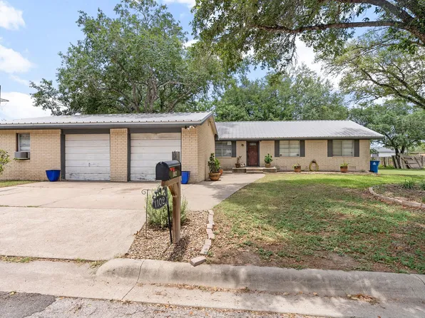 1102 Ross St, George West, TX 78022