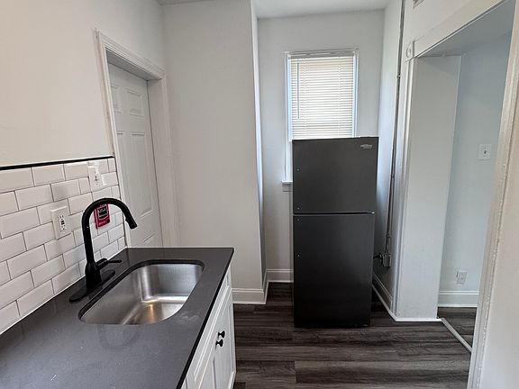 2nd image of 5102 Spruce St #3