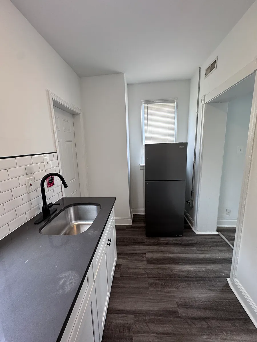 Building Photo - 5102 Spruce St #3