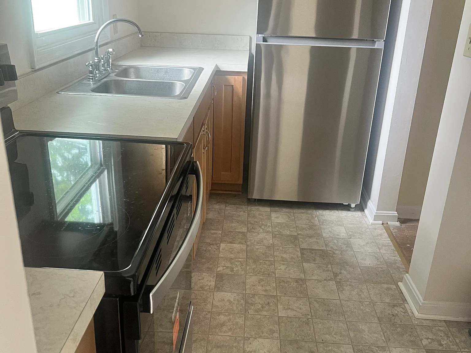 3 bed, 1.5 bath, 1144 sqft, $2,100 — Photo 2