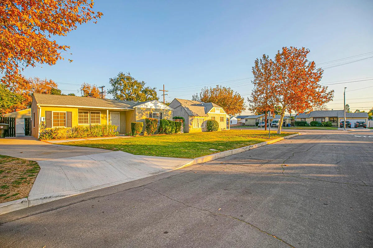 Building Photo - 2206 N Orchard Dr
