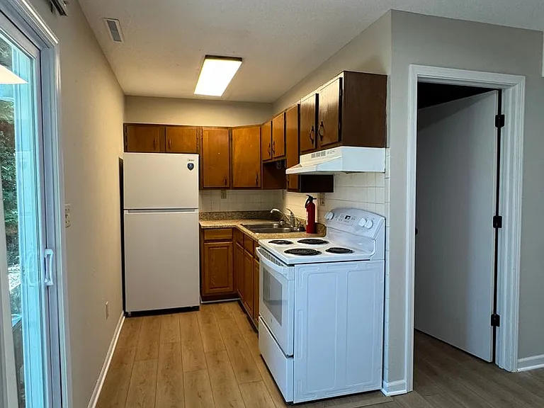 319 N Garth Ave — Photo 2