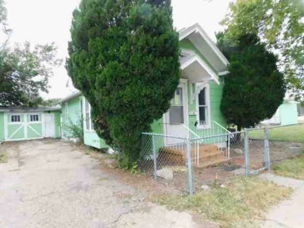 N Broadwell Ave, Grand Island — Photo 1