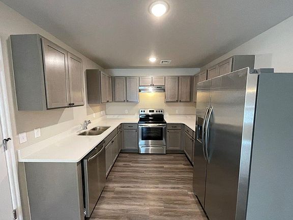4th image of 532 Parkhill Cir